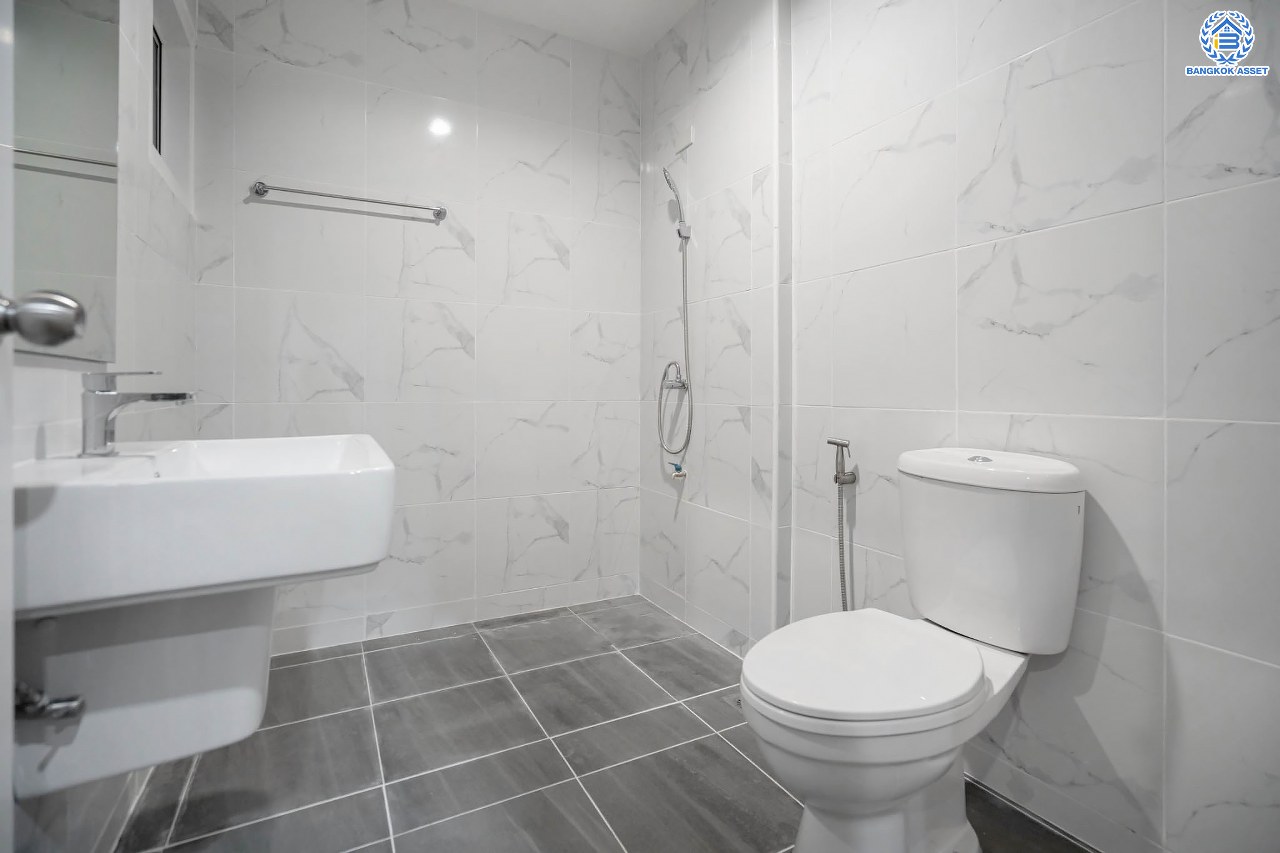 บ้านมือสองตกแต่งใหม่ โครงการ เศรณีลากูน วัดลาดปลาดุก บ้านเดี่ยวหลังมุม ตอบโจทย์ทุกการใช้ชีวิต บนเนื้อที่ 64.9 ตร.ว. พื้นที่ใช้สอยกว่า 186 ตร.ม. ฟังก์ชัน 3 ห้องนอน 3 ห้องน้ำ จอดรถได้ 2 คัน ทำเลเดินทางง่าย สะดวกสบายใกล้ถนนใหญ่ รถไฟฟ้าสายสีม่วง "สถานีคลองบางไผ่" แลจุดขึ้นทางด่วน "กาญจนาภิเษก"